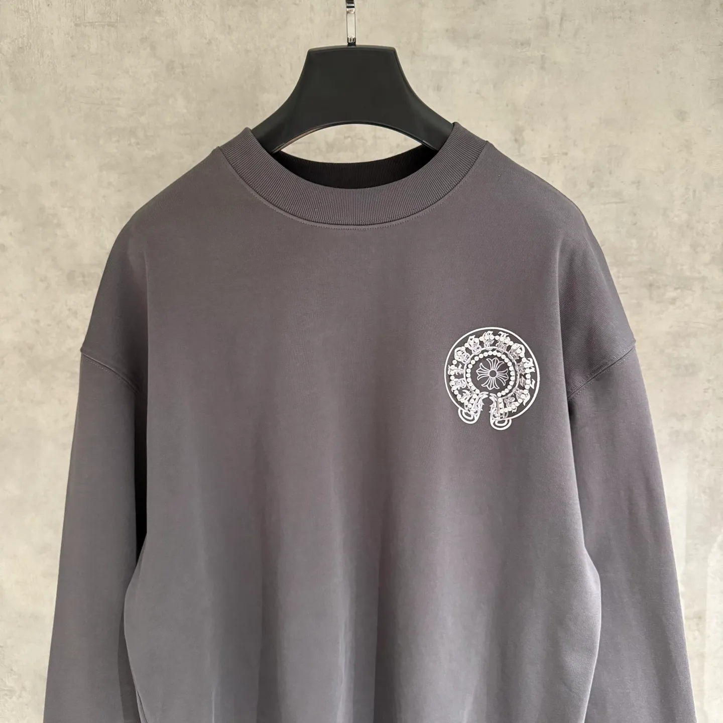 🅿️350 [Strict quality control] CH Croixin's new long-sleeved sweatshirt T-shirt. Heavy 420g double yarn fabric. Three-dimensional printing on the back panel ➕ bubble beads on the front and back. The whole garment is washed twice. The four sides are frayed and torn. Heavy fabric. The neckline is made of icy Solona. Loose fit. Deep, wide and stylish. No deformation or shrinkage. Color: 3 colors, black, white and gray. Size: M-2xl